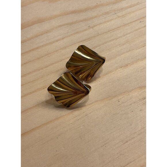 Vintage Gold-Tone Clip-On Fan Shell Earrings - Picture 1 of 4